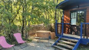 Campings Roulottes et Cabanes de Saint Cerice : photos des chambres