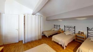 Appartements Mas du Versadou, dans un espace naturel protege, piscine couverte chauffee toute l'annee, Spa et salle de jeux : photos des chambres