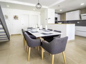 2254-Luxury villa with private pool and seaview