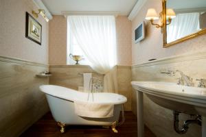 Junior Suite room in Imperial Hotel & Restaurant