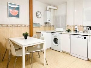 Muy luminoso, con piscina y a 5 min de la playa.