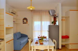 Adorable flat with large terrace overlooking the sea