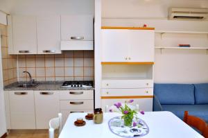 Adorable flat with large terrace overlooking the sea