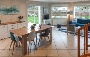 Maisons de vacances Nice home in Ploudalmzeau with WiFi and 3 Bedrooms : photos des chambres