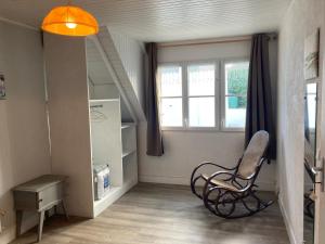 Maisons de vacances Maison cosy avec jardin, centre de Sauzon, 200m du port, 3 chambres, WiFi, terrasse et barbecue - FR-1-418-211 : photos des chambres