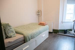 2-Bedroom Flat by NourNest Apartments in Shepherds Bush near Westfield London & Notting Hill