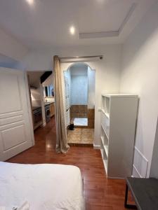 Appartements ROOFTOP - COSY FLAT Jacuzzi Privatif Centre Senlis : photos des chambres