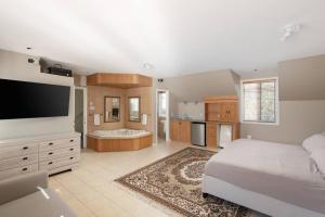 Majestic Retreat in the Laurentians
