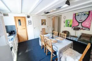 Lättstädad stuga med bastu och inkluderande kanot - 永比