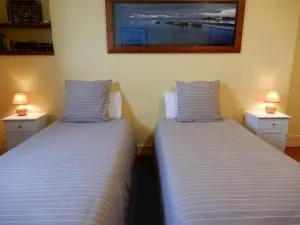 CAPRICES ENSOLEILLES CHAMBRE 1 a 2 PERS possibilite 2eme chambre avec lit King Size en supplement avec capacite 4 pers vue panoramique, petite vue mer, 300 metres plage Mers les Bains Le Treport petit dejeuner servi en chambre en option - Eu