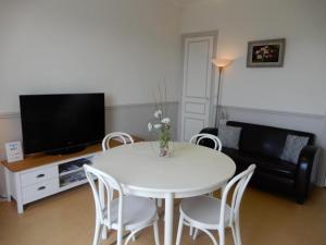 Appartements CAPRICES DE MER Appartement avec grand balcon et vue a 300 m plage, lit Queen Size, Mers les Bains Le Treport VILLA CAPRICIOSA : photos des chambres
