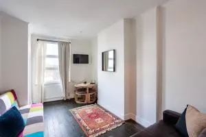 Entire luxurious flat sleeps 4 persons - Edgware