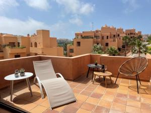 2311-modern apt with sea and pool views