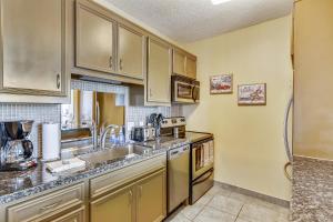 Galvestonian 112-Beachfront Hideaway