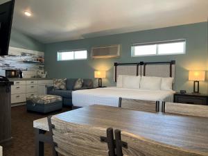 Julies Park Cafe & Motel