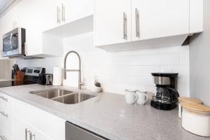 Modern & Stylish 1-Bedroom Unit