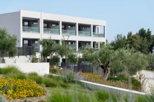 Lagomandra Luxury Suites with Private Pools
