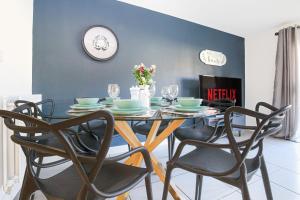 Alpha Properties 1 - Luxury One Bedroom within a Shared Four Bedroom House with Free Parking, Fast Wifi, SmartTV with Netflix