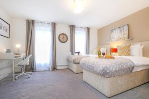 Alpha Properties 1 - Luxury One Bedroom within a Shared Four Bedroom House with Free Parking, Fast Wifi, SmartTV with Netflix