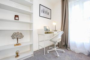 Alpha Properties 1 - Luxury One Bedroom within a Shared Four Bedroom House with Free Parking, Fast Wifi, SmartTV with Netflix