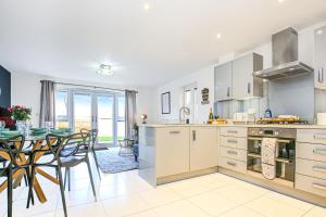 Alpha Properties 1 - Luxury One Bedroom within a Shared Four Bedroom House with Free Parking, Fast Wifi, SmartTV with Netflix