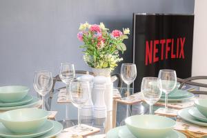 Alpha Properties 1 - Luxury One Bedroom within a Shared Four Bedroom House with Free Parking, Fast Wifi, SmartTV with Netflix