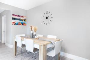 Modern & Stylish 2-Bedroom Unit