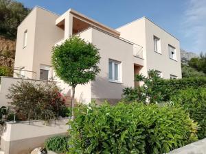 Apartments with a parking space Brela, Makarska - 20221 