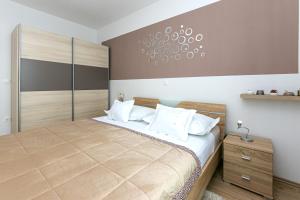 Apartments with parking space Brela, Makarska - 20221