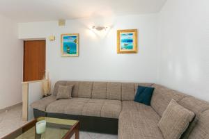 Apartments with parking space Brela, Makarska - 20223