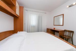 Apartments with parking space Brela, Makarska - 20223