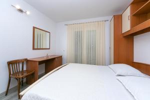 Apartments with parking space Brela, Makarska - 20223