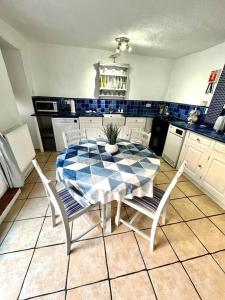 Anchor Cottage - beautiful two bedroom cottage in the heart of Holt