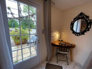 B&B / Chambres d'hotes chambres d hotes Le Mas Julien piscine chauffee adult only : Chambre Double avec Terrasse