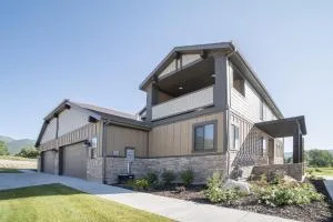 Family Vacation-Crater Hot Spring, Tubing & Ice Skating-Kanton apts - Мидуэй