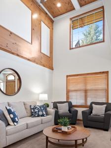 Family Getaway-Pool, Hot Spring, Scuba & Ice Castles 727 home