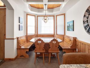 Family Getaway-Pool, Hot Spring, Scuba & Ice Castles 727 home