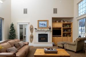 Family Getaway-Hot Tub, Ice Castles & Tubing HS home