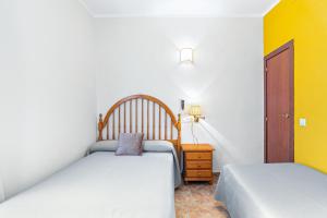 Triple Room with Private Bathroom room in Hostal Santa Ana