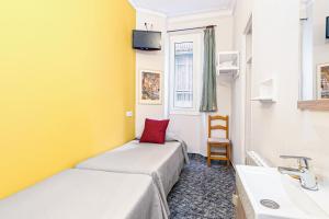 Twin Room with Shared Bathroom room in Hostal Santa Ana