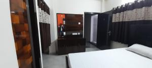 Garden Guest House 250m from VFS Global & Rene Tower , acropolis mall