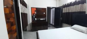 Garden Guest House 250m from VFS Global & Rene Tower , acropolis mall