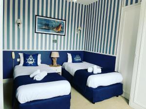 Twin Room room in Hôtel de la Côte Fleurie