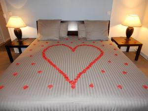 B&B / Chambres d'hotes CAPRICES DE PLAGE Chambre grand lit double avec balneo et beau balcon, vue panoramique, 300 metres plage Mers les Bains Le Treport VILLA CAPRICIOSA petit dejeuner servi en chambre en option : Chambre Lit King-Size avec Baignoire Spa