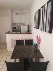 Apartamento a 140 metros da Praia, e Piscina na Cobertura do Prédio