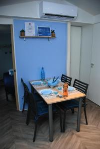Maisons de vacances Mobilhome climatise-2ch-terrasse fermee-camping Les Charmettes : photos des chambres