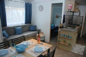 Mobilhome 2ch récent et climatisé-terrasse fermée-jardin sans vis à vis-camping 4 étoiles Les Charmettes