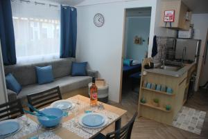 Maisons de vacances Mobilhome climatise-2ch-terrasse fermee-camping Les Charmettes : photos des chambres