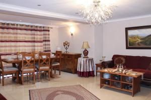 Stylish 4-Bedroom House near NECBHX