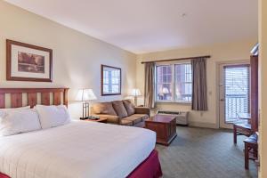 Slopeside Ski-InSki-Out ; HotTub ; 2 Room 2 Bath